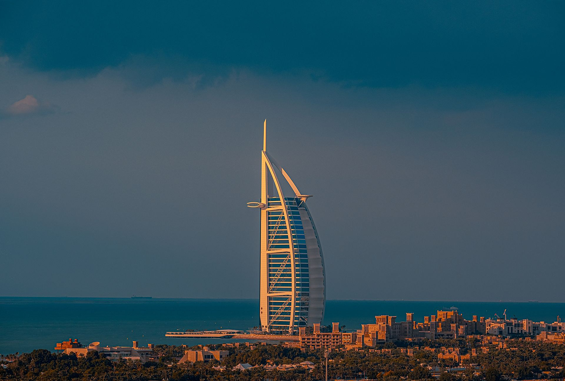 Burj Al Arab saat cahaya keemasan, Dubai