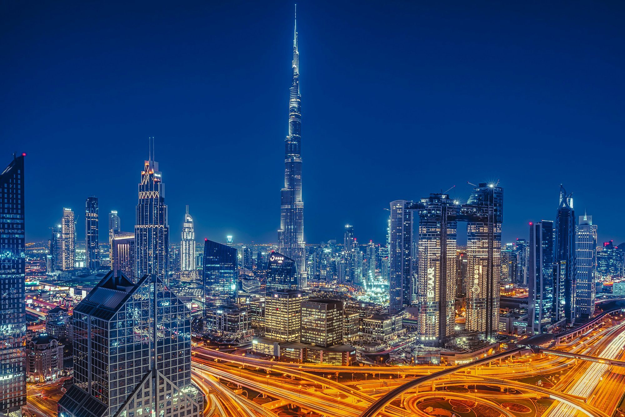 Downtown Dubai dan Burj Khalifa saat senja